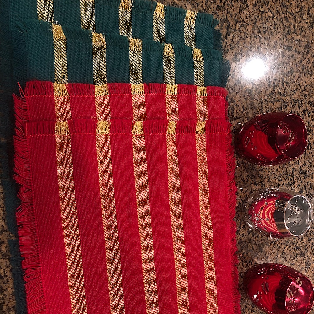 2 Red & Gold and 2 Green & Gold place mats. New